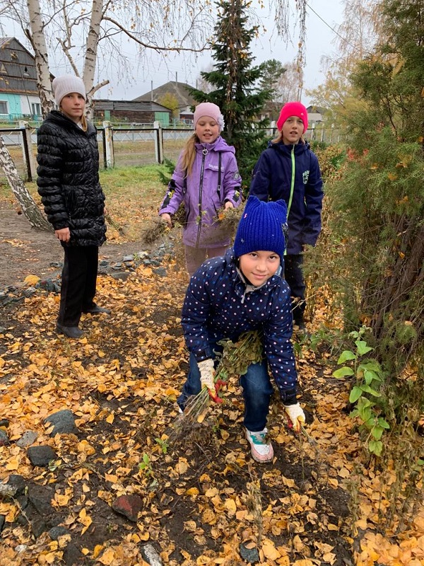 Субботник на школьном дворе.