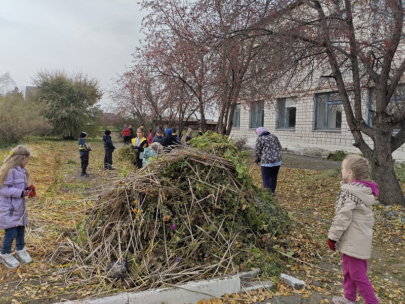 Ежегодный осенний субботник по уборке цветников.