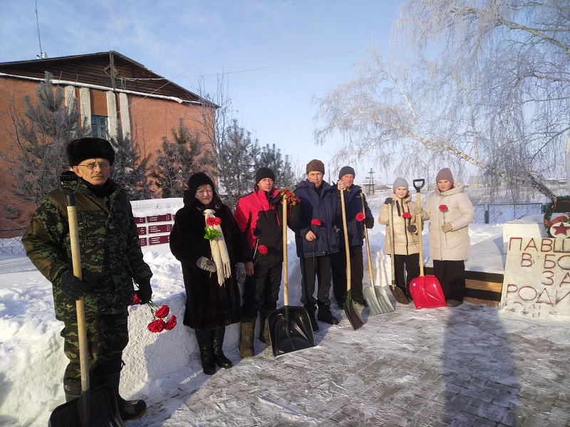 Цветы к памятнику  погибшим в годы Великой Отечественной войны.